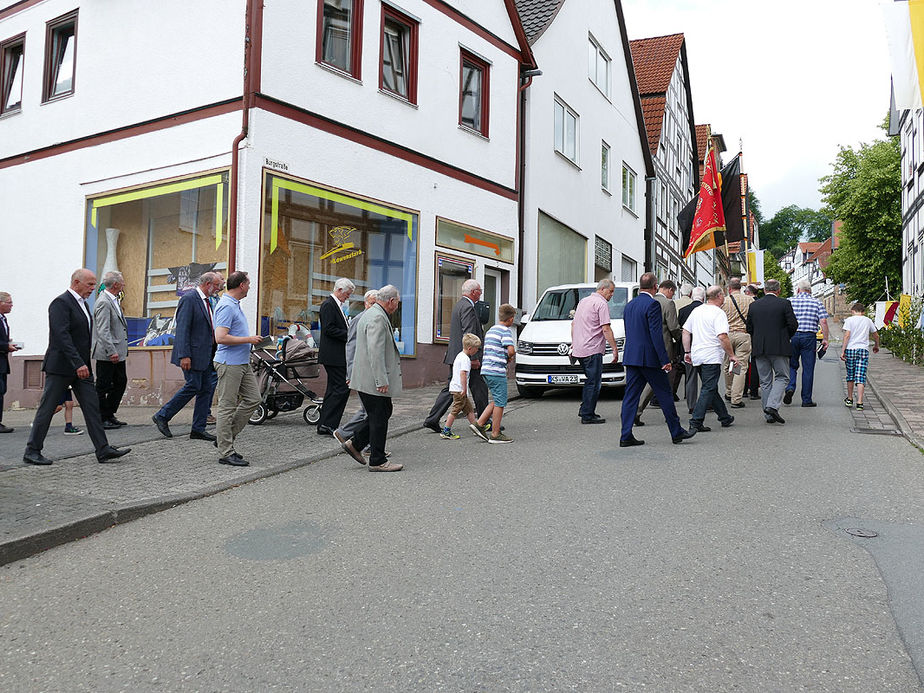 Fronleichnamsprozession durch die Straßen von Naumburg (Foto: Karl-Franz Thiede)